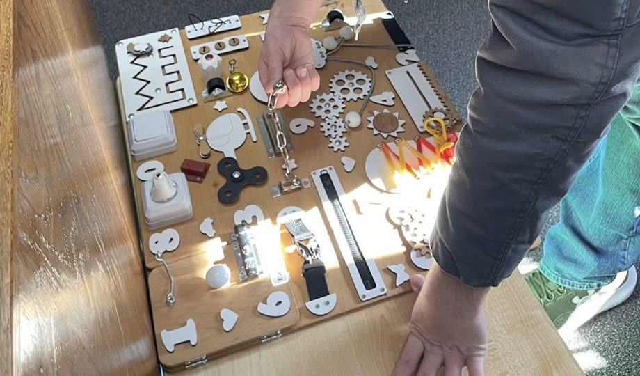 Employment support specialist working alongside an individual at a job site in Mid-Missouri